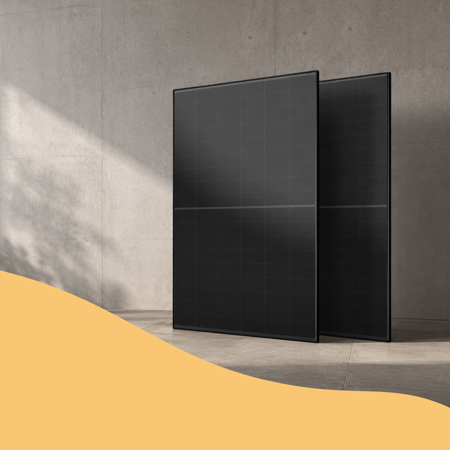 Zwei schwarze Full-Black-Solarmodule für Balkonkraftwerke vor moderner Betonwand